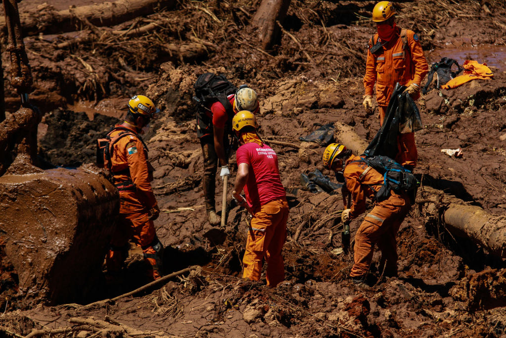Foto: Rescatistas buscan sobrevivientes tras la ruptura de dique de residuos mineros de la empresa Vale en Brasil el 25 de enero del 2019