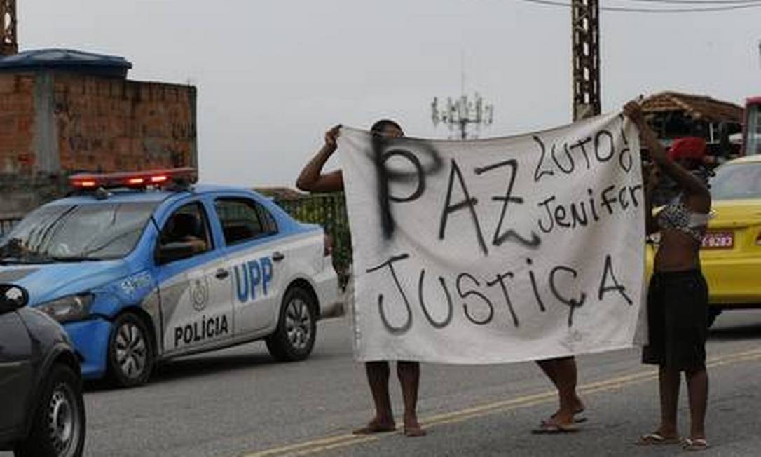 Foto: Un grupo de personas protestan en el barrio brasileño de Triagem por la muerte de Jenifer Silene G. el 14 de febrero de 2019