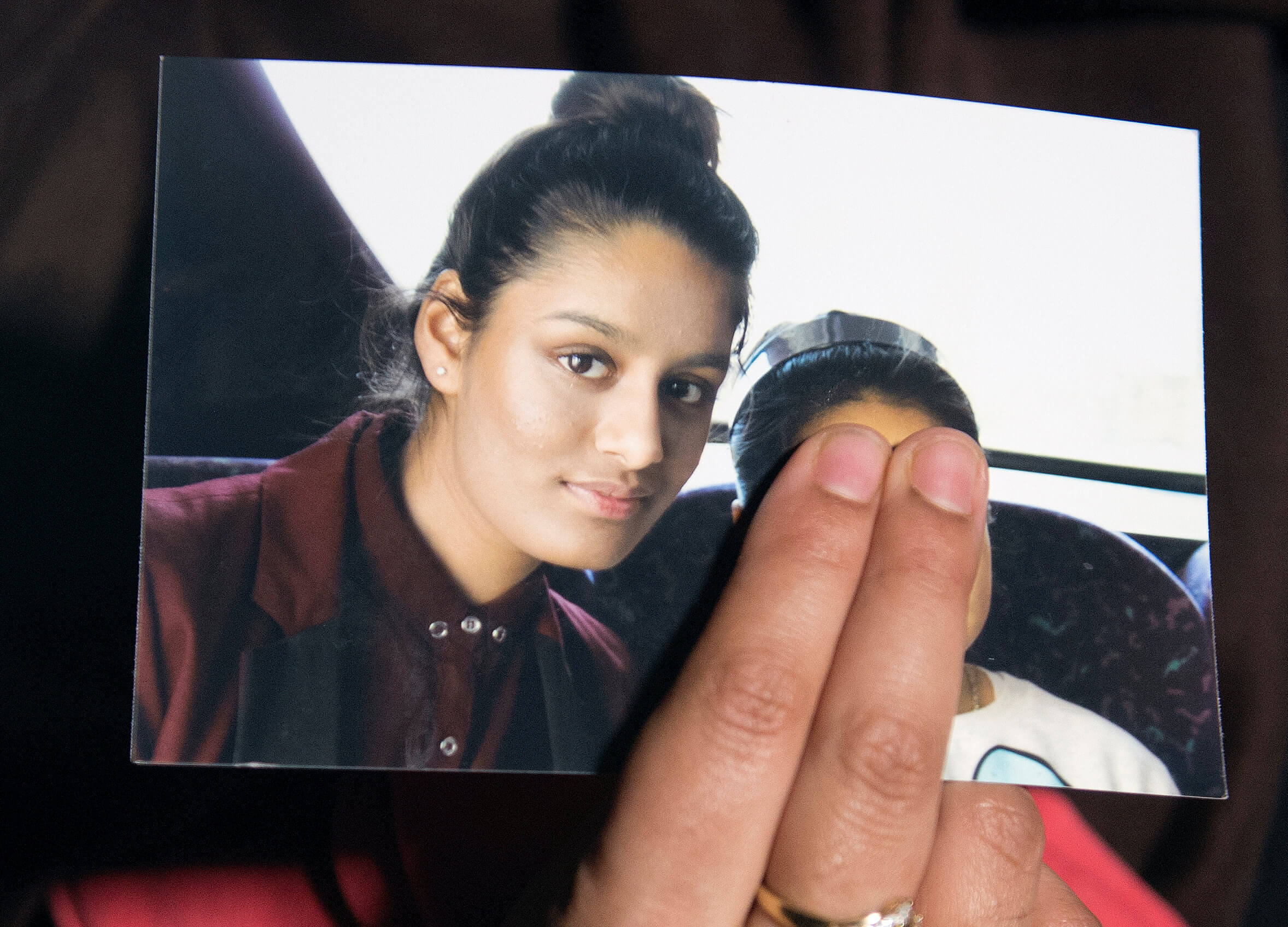 Foto: Renu Begum, hermana de la adolescente británica Shamima Begum, sostiene una foto de su hermana mientras hace un llamado para que regrese a su hogar en Scotland Yard, en Londres, el 22 de febrero de 2015