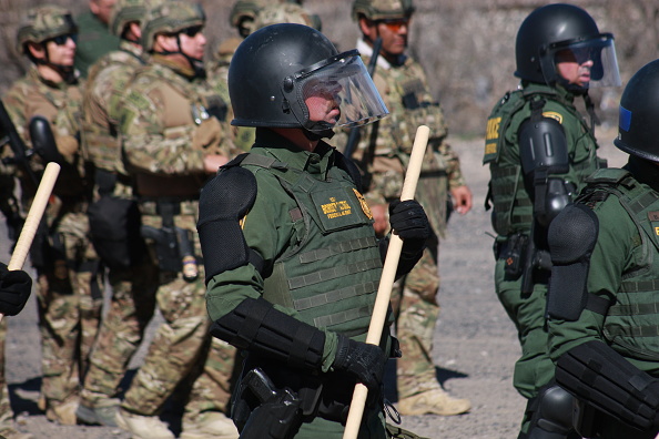Militares y agentes de la Patrulla Fronteriza de EEUU realizan ejercicios de contención de migrantes en El Paso, Texas, el 31 de enero de 2019, Getty Images
