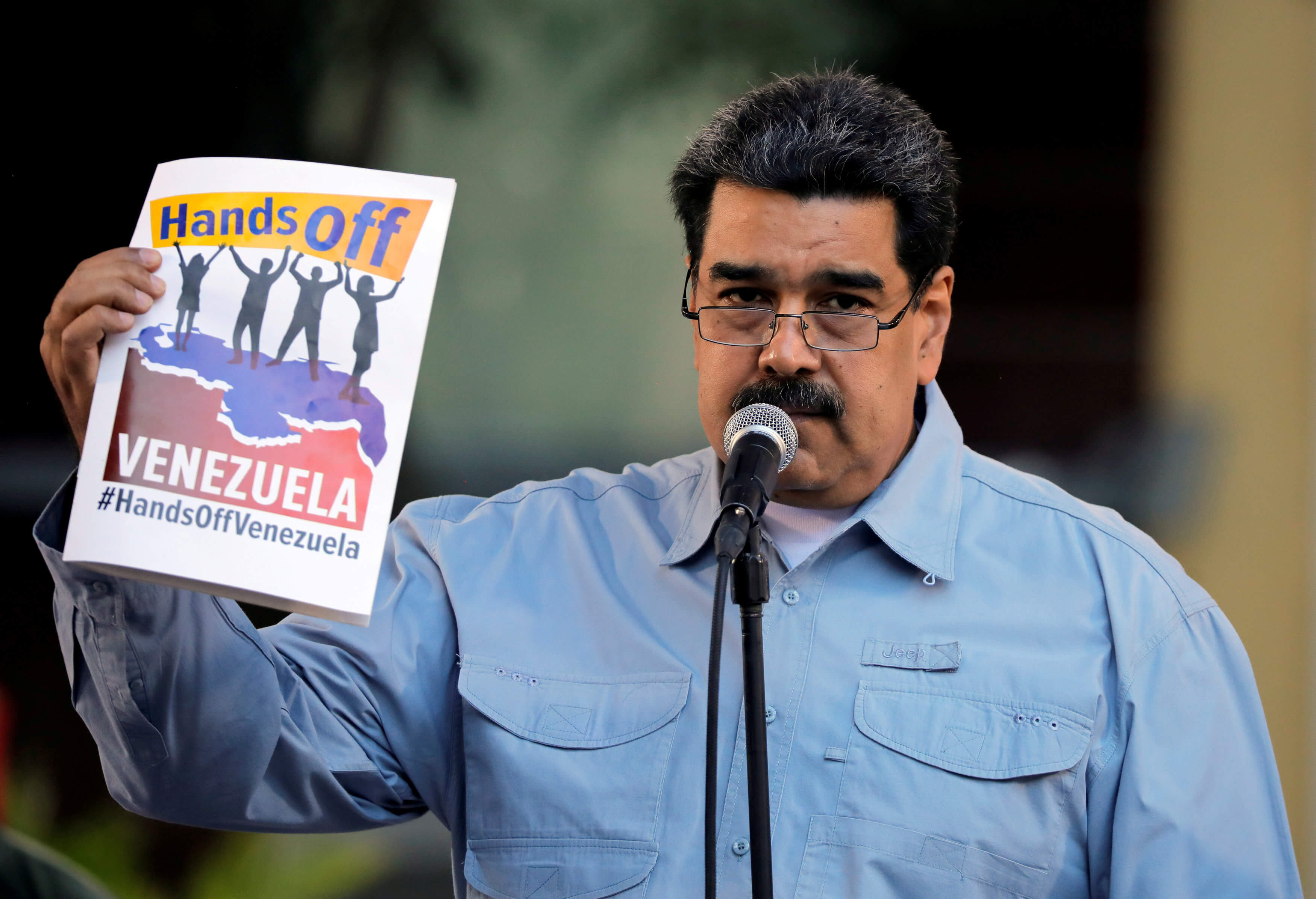 Foto: Nicolás Maduro, presidente de Venezuela, sostiene un cartel del concierto “Hands Off Venezuela” el 7 de febrero del 2019