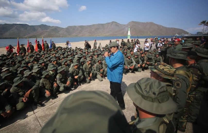 Foto: El presidente Nicolás Maduro habla con militares del Ejército venezolano el 3 de febrero de 2019