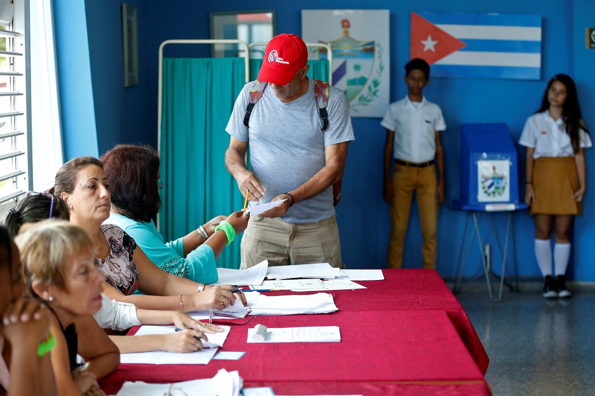 Foto: Un hombre vota en el referendo sobre la nueva Constitución de Cuba en la ciudad de La Habana, el 24 de febrero de 2019