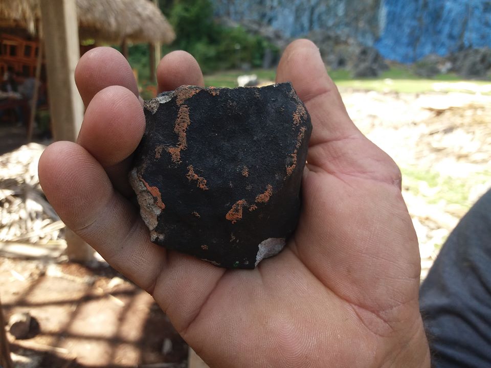 Foto: Un hombre sostiene un fragmento del supuesto meteorito que cayó en Pinar del Río, Cuba, el 1 de febrero de 2019