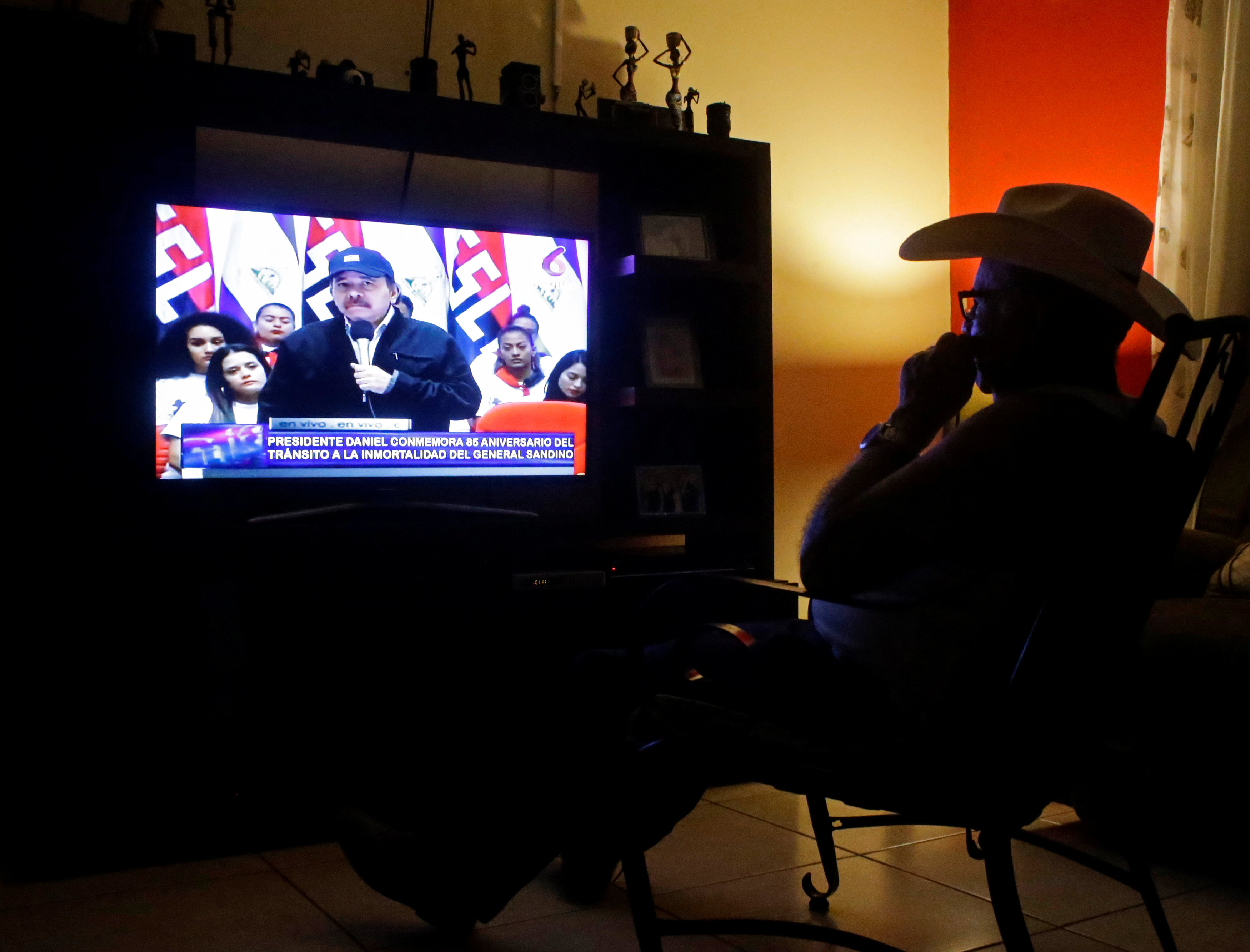 Foto: Un hombre mira una transmisión televisiva del presidente de Nicaragua, Daniel Ortega, en Managua, el 21 de febrero de 2019
