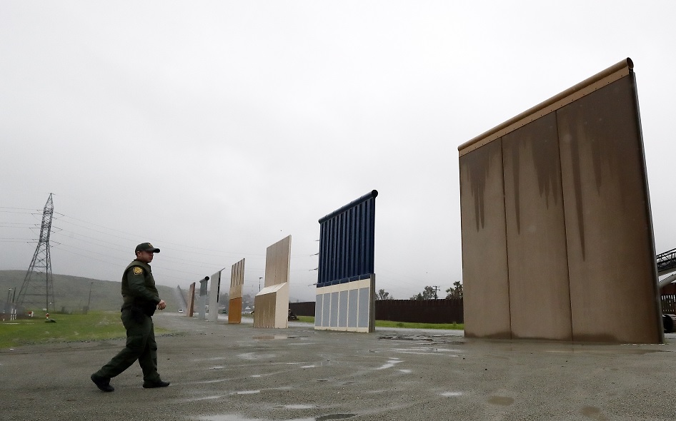 Foto: Un agente fronterizo custodia los prototipos del muro fronterizo del presidente de Estados Unidos, Donald Trump, el 5 de febrero de 2019