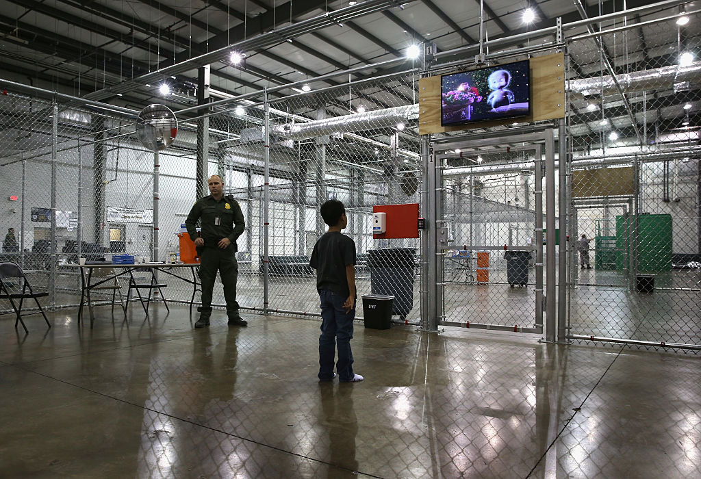 Foto: Un agente de la Patrulla Fronteriza de EEUU custodia a un niño migrante en un albergue de MacAllen, Texas, el 8 de septiembre de 2014