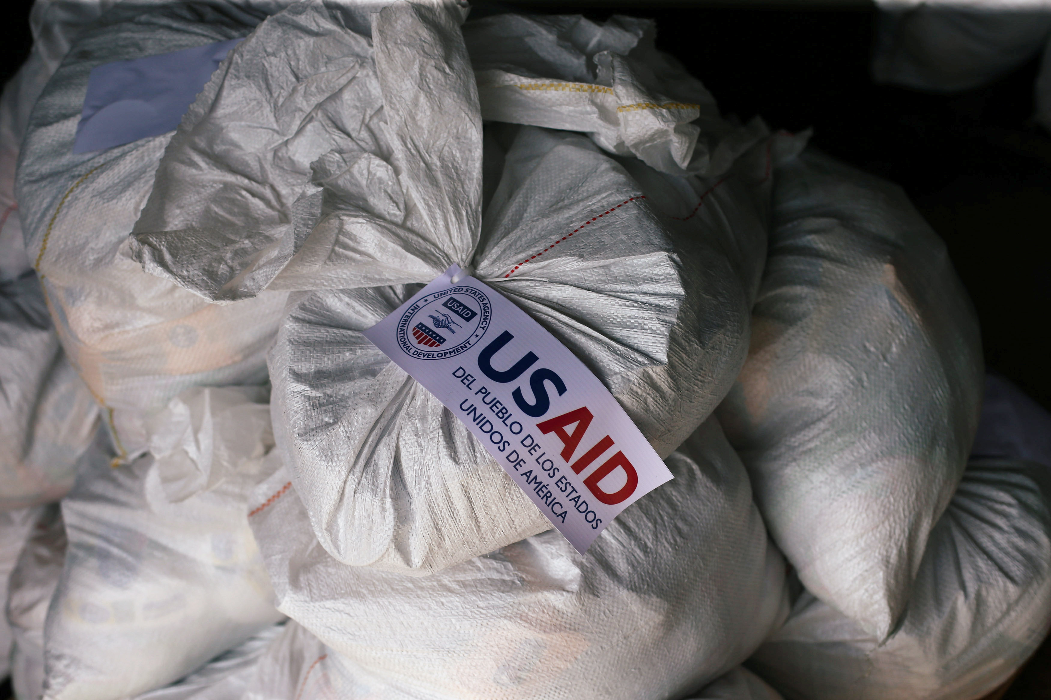 Foto: Sacos contienen ayuda humanitaria en un almacén cerca del puente transfronterizo “Tienditas” entre Colombia y Venezuela en Cúcuta el 14 de febrero de 2019
