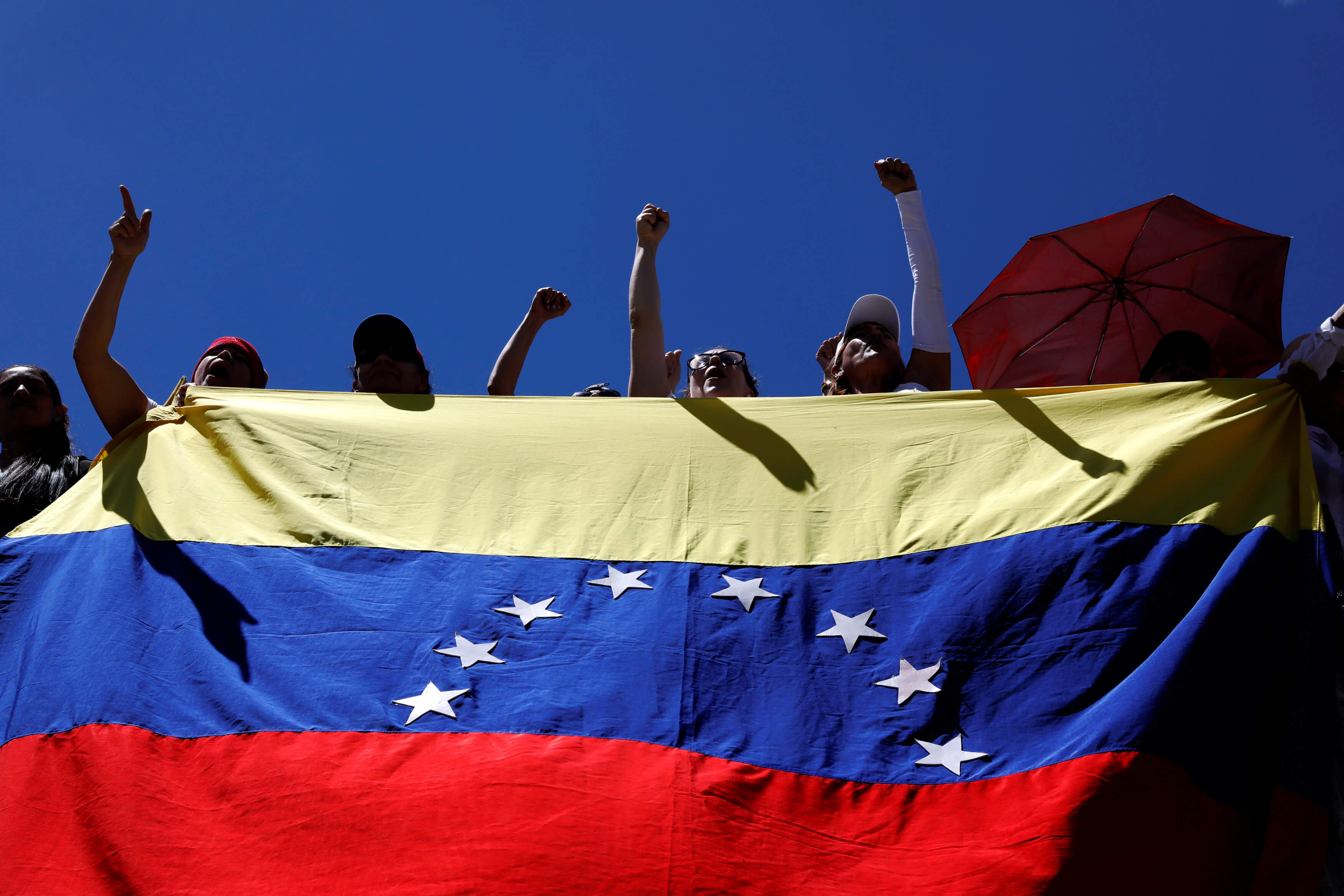 Foto: Un grupo de personas sostienen una bandera de Venezuela el 23 de febrero de 2019