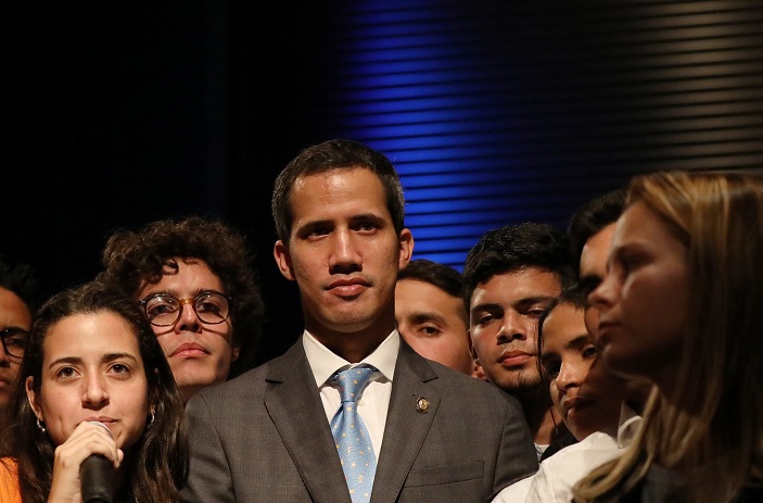Foto: El líder opositor venezolano Juan Guaidó habla con estudiantes en Caracas el 11 de febrero de 2019
