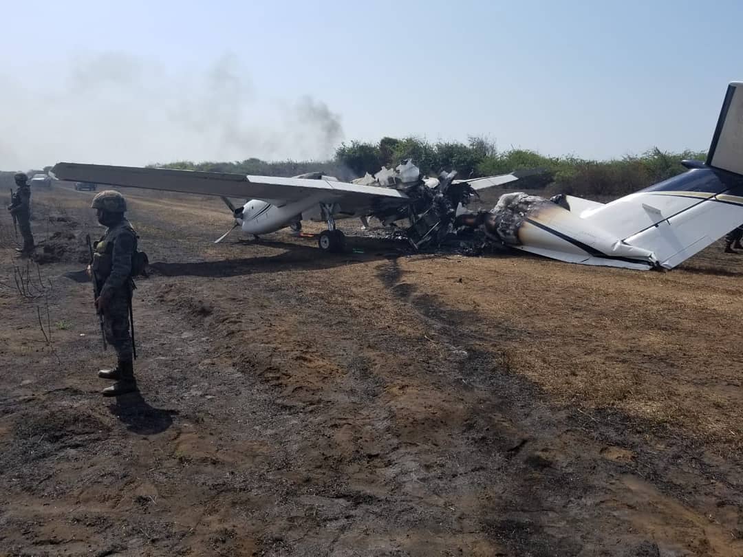 Foto: Militares guatemaltecos custodian una aeronave quemada en una pista clandestina el 18 de febrero de 2019