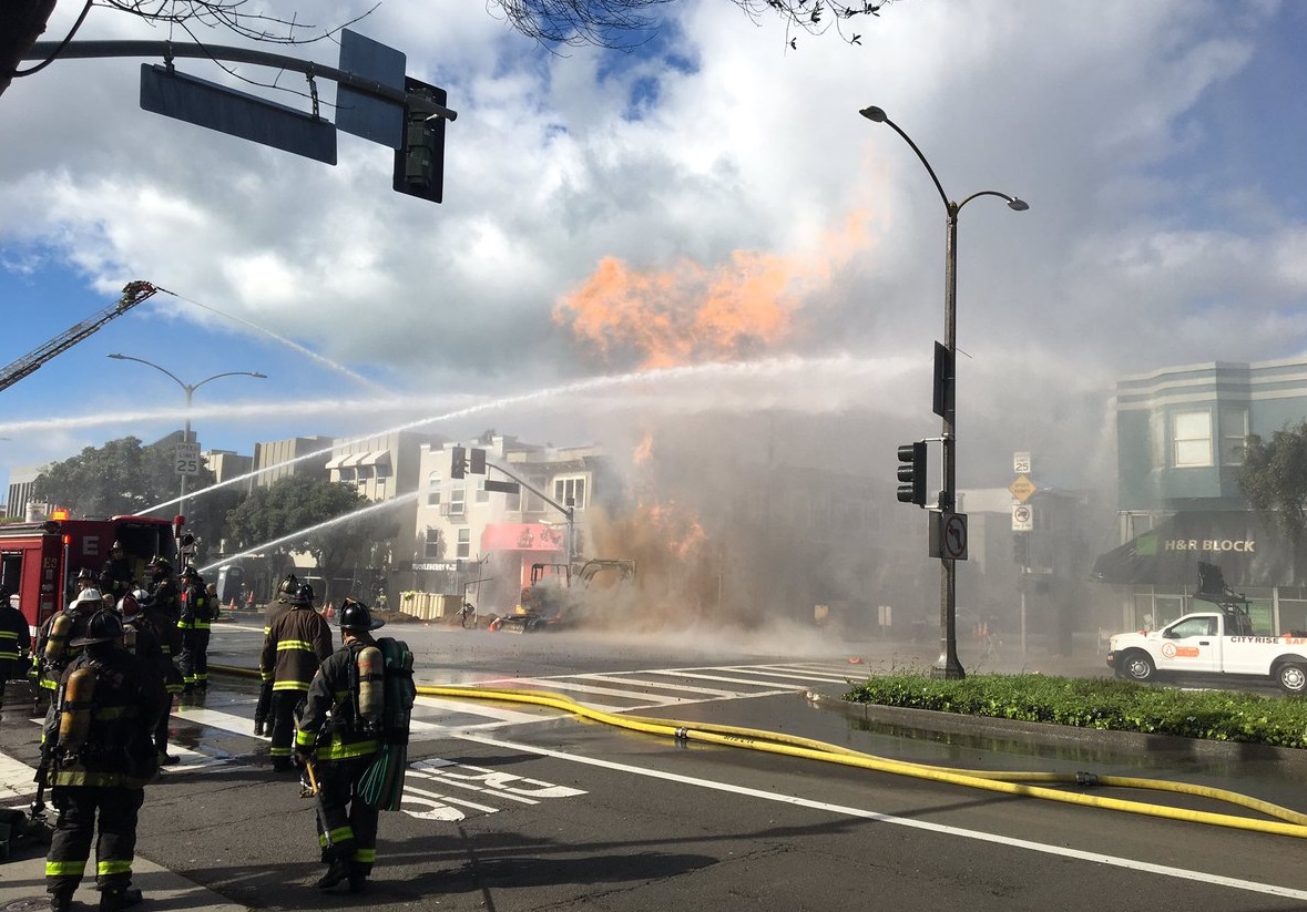 Foto: Bomberos de San Francisco trabajan para controlar el incendio de un edificio en el distrito Richmond el 6 de febrero del 2019
