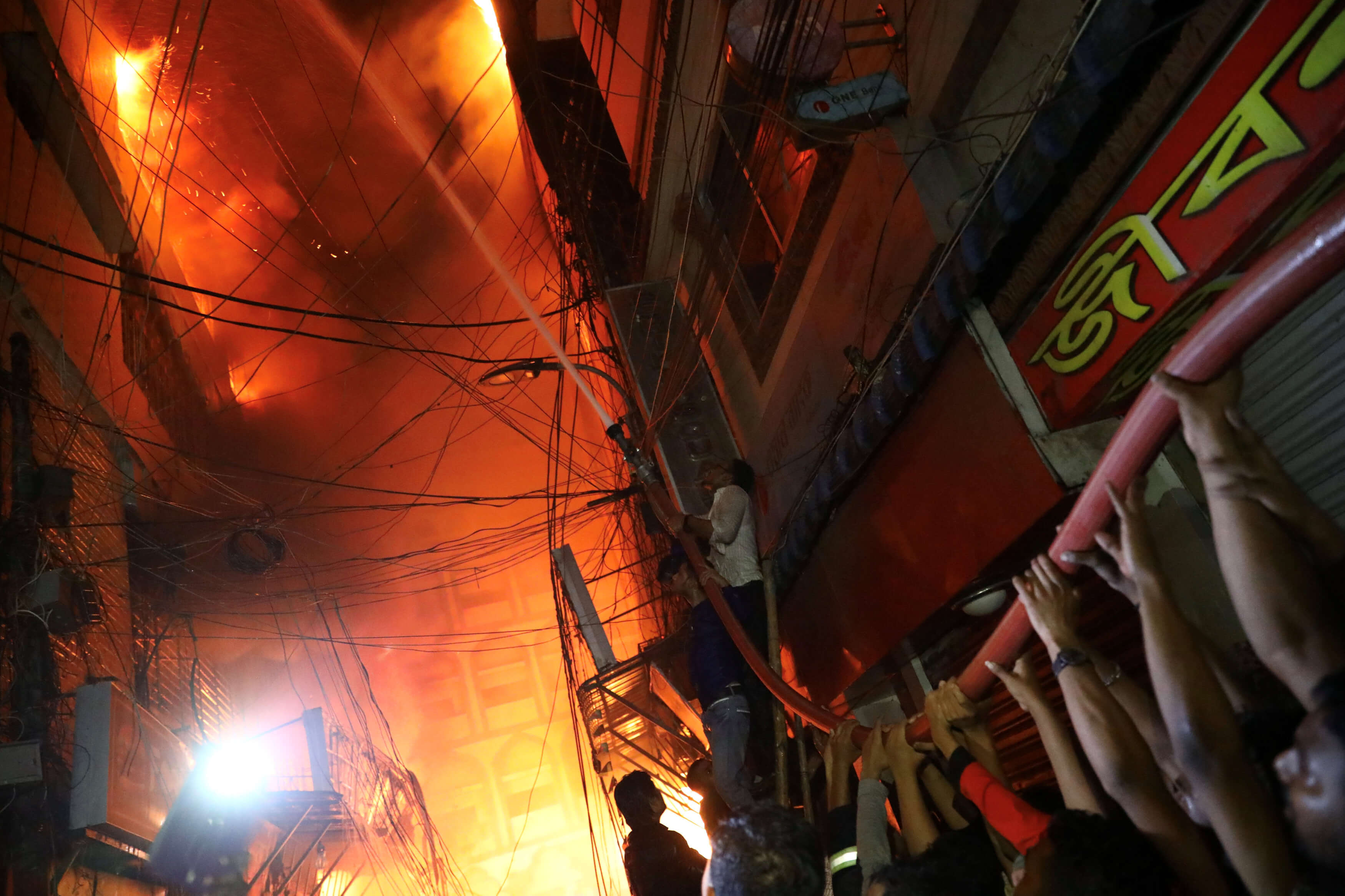 Foto: Un incendio en almacén de productos químicos consume varios edificios en Daca, Bangladesh, el 20 de febrero de 2019