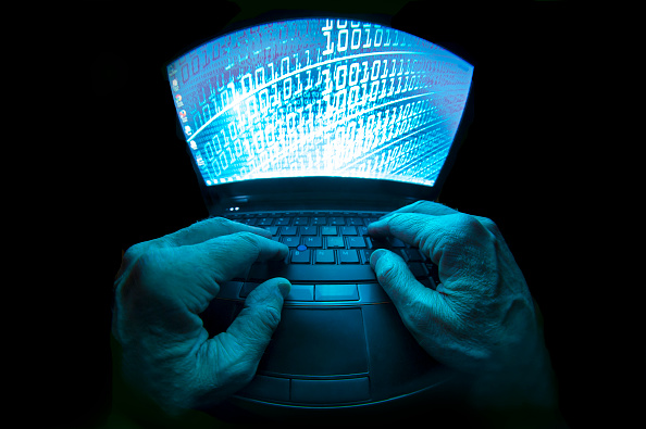 Foto: Imagen gráfica de un hacker utilizando una computadora