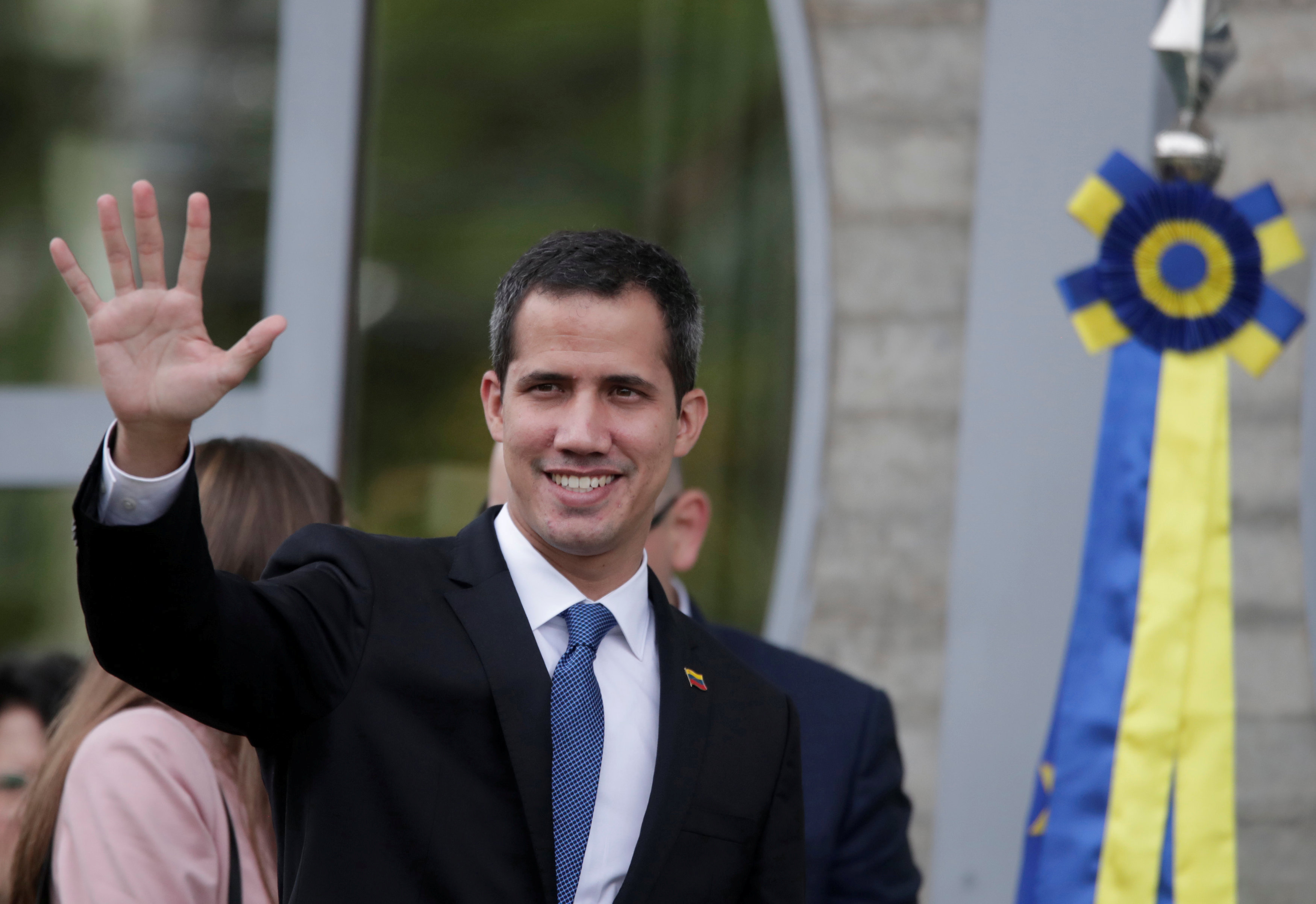 Guaidó dice que regresará el lunes a Venezuela pese a amenazas