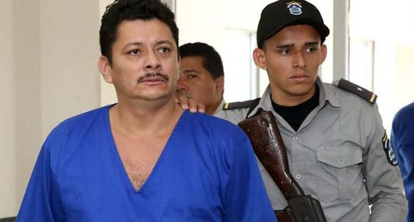 Foto: Un policía custodia al líder campesino Medardo Mairena en un tribunal de Nicaragua
