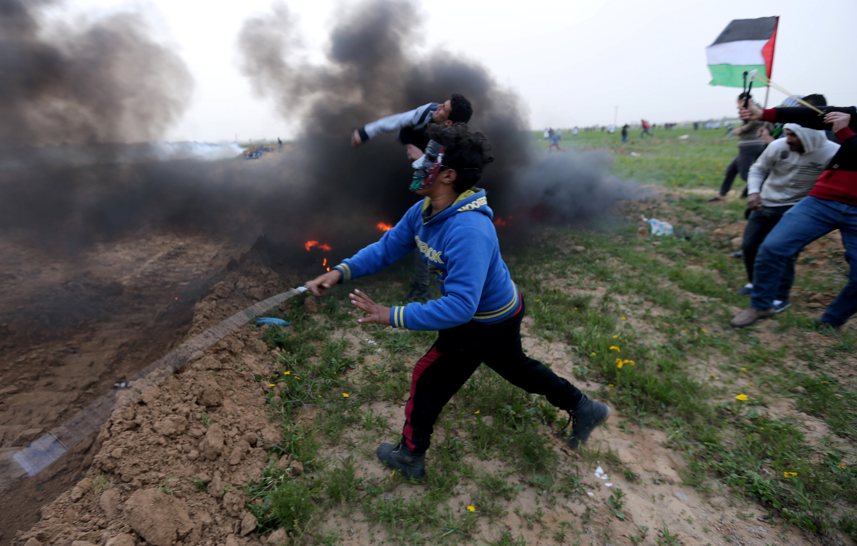 Foto: Palestinos lanzan piedras a las tropas israelíes durante una protesta en la valla fronteriza entre Israel y Gaza, al sur de la Franja de Gaza, el 15 de febrero de 2019