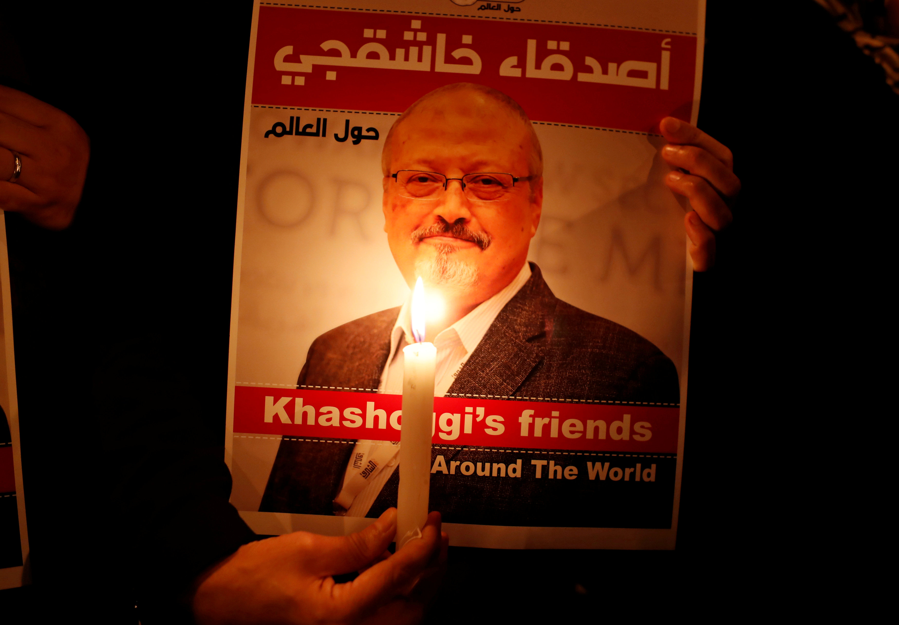 Foto: Un manifestante sostiene un cartel con una foto del periodista saudí Jamal Khashoggi en el exterior del consulado de Arabia Saudita en Estambul el 25 de octubre de 2018
