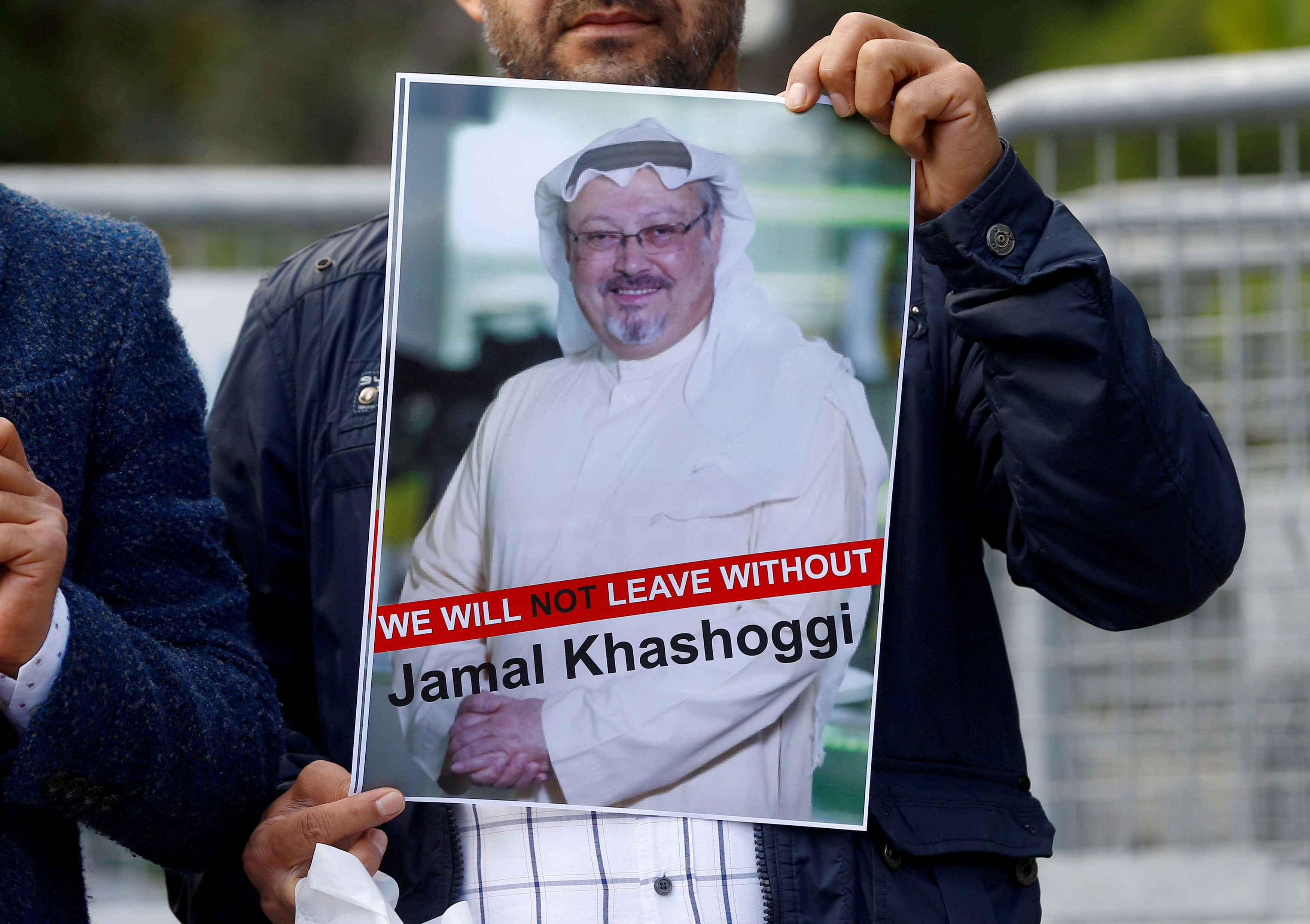 Foto: Un manifestante sostiene una imagen del periodista Jamal Khashoggi durante una protesta frente al consulado de Arabia Saudita en Estambul el 5 de octubre de 2018