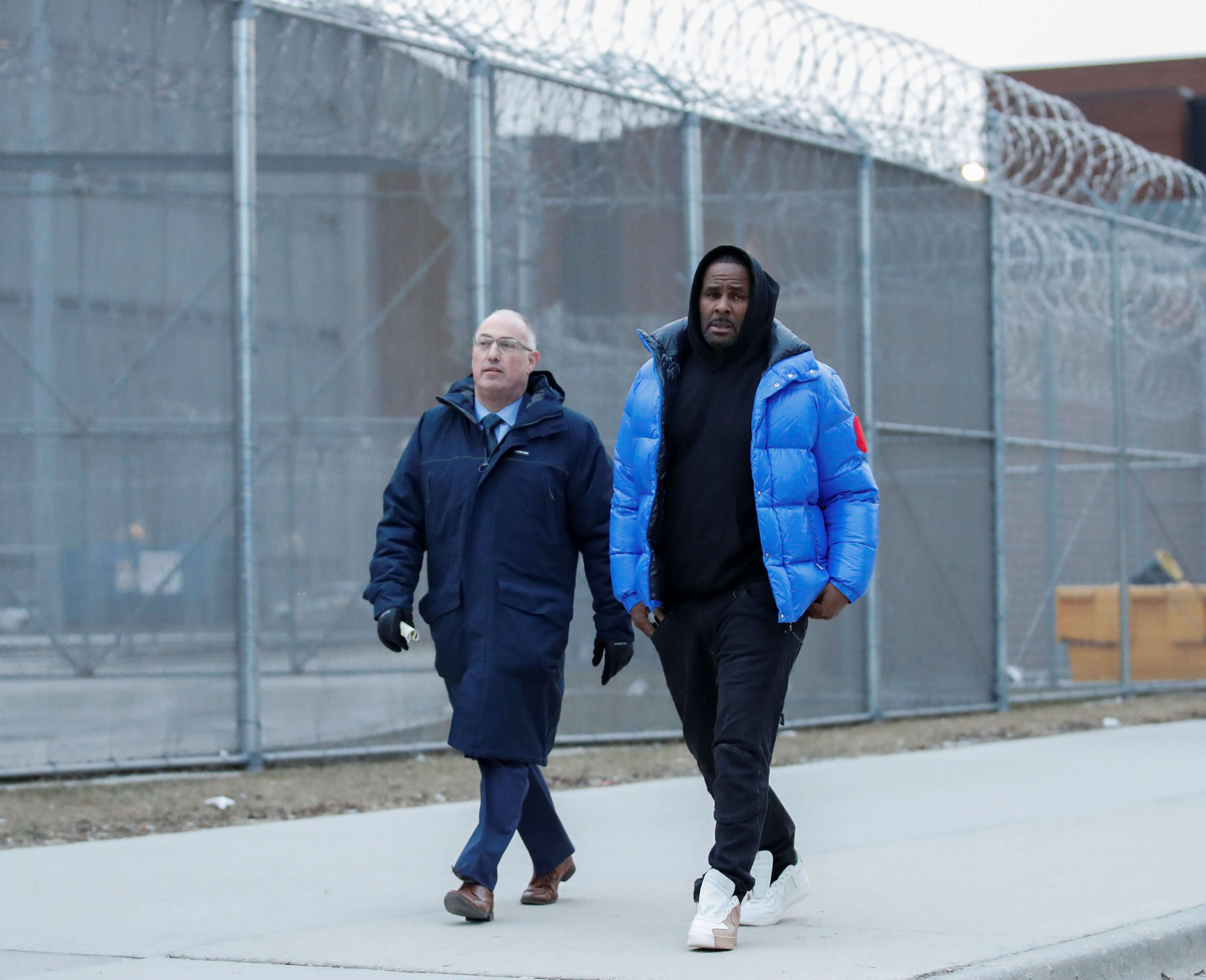 Foto: R. Kelly sale de la cárcel del condado de Cook con su abogado defensor, Steve Greenberg en Chicago, Illinois, EEUU, 25 de febrero de 2019