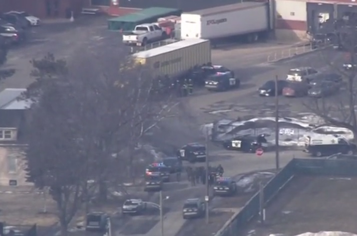 Foto: Agentes de la Policía de Aurora rodean una fábrica en Illinois, Chicago, durante un tiroteo el 15 de febrero de 2019