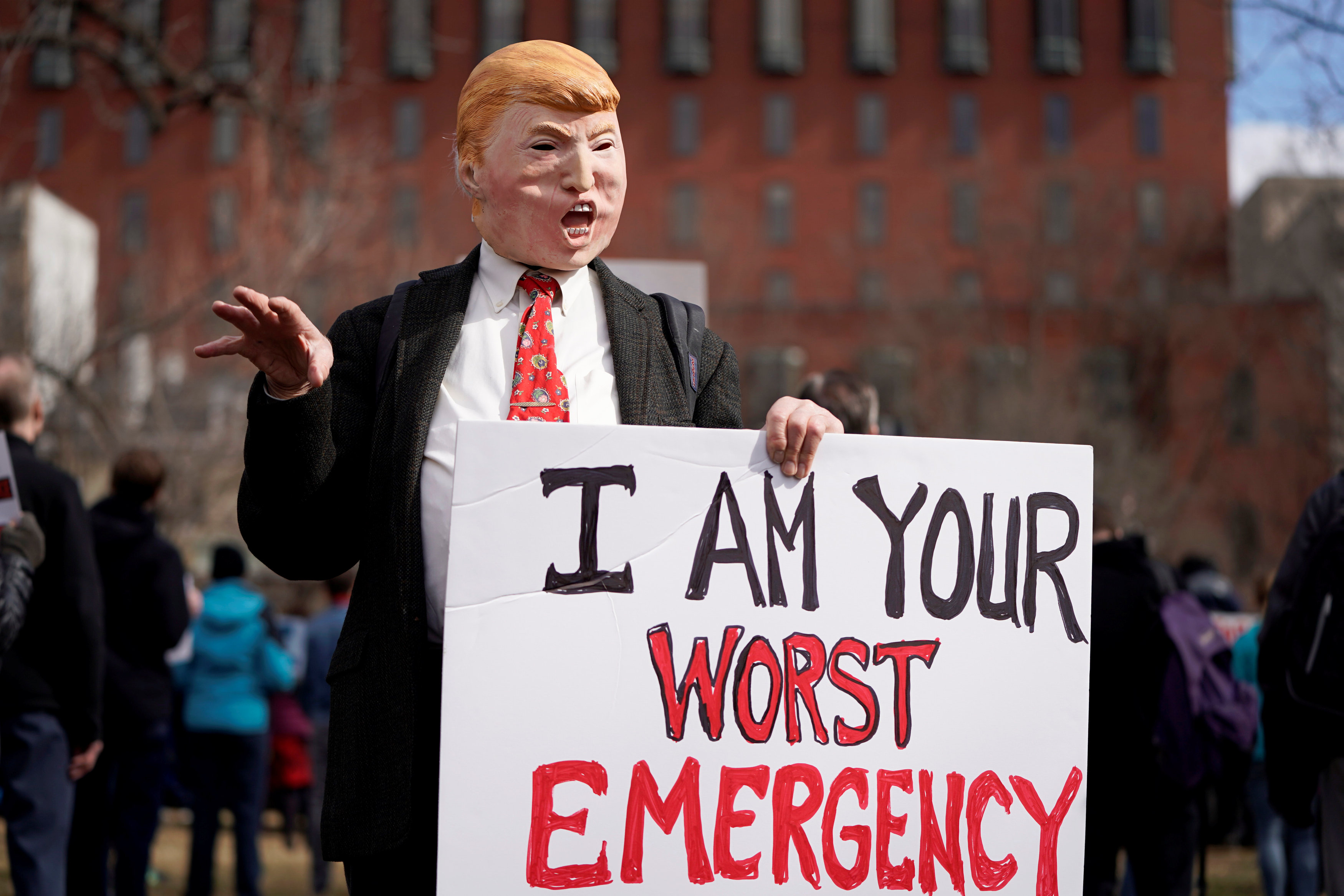 Foto: Un manifestante con una máscara del presidente de los Estados Unidos, Donald Trump, sostiene un cartel durante una protesta afuera de la Casa Blanca el 18 de febrero de 2019