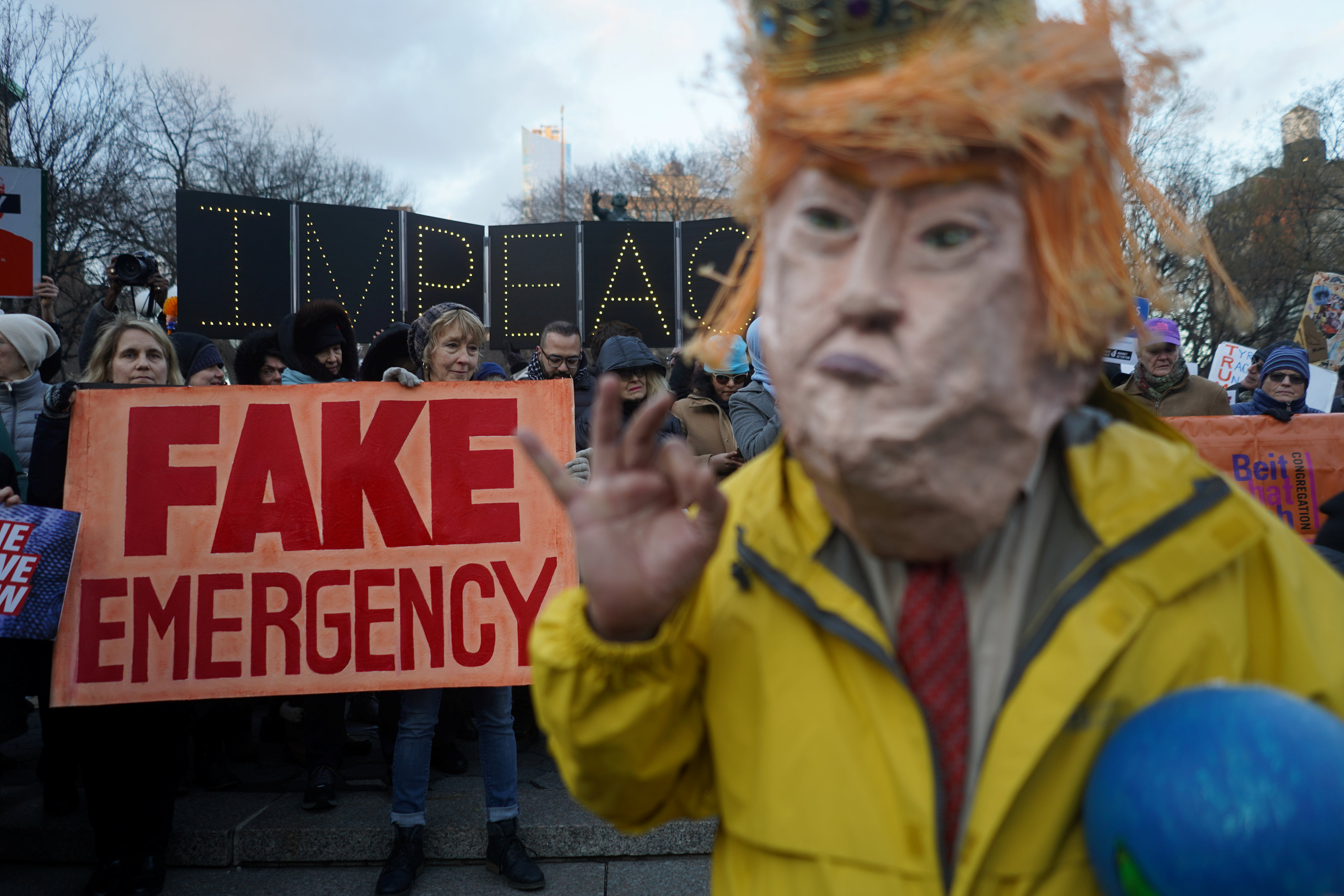 Foto: Cientos de manifestantes protestan en Nueva York, EEUU, contra la emergencia decretada por el presidente Donald Trump, el 18 de febrero de 2019