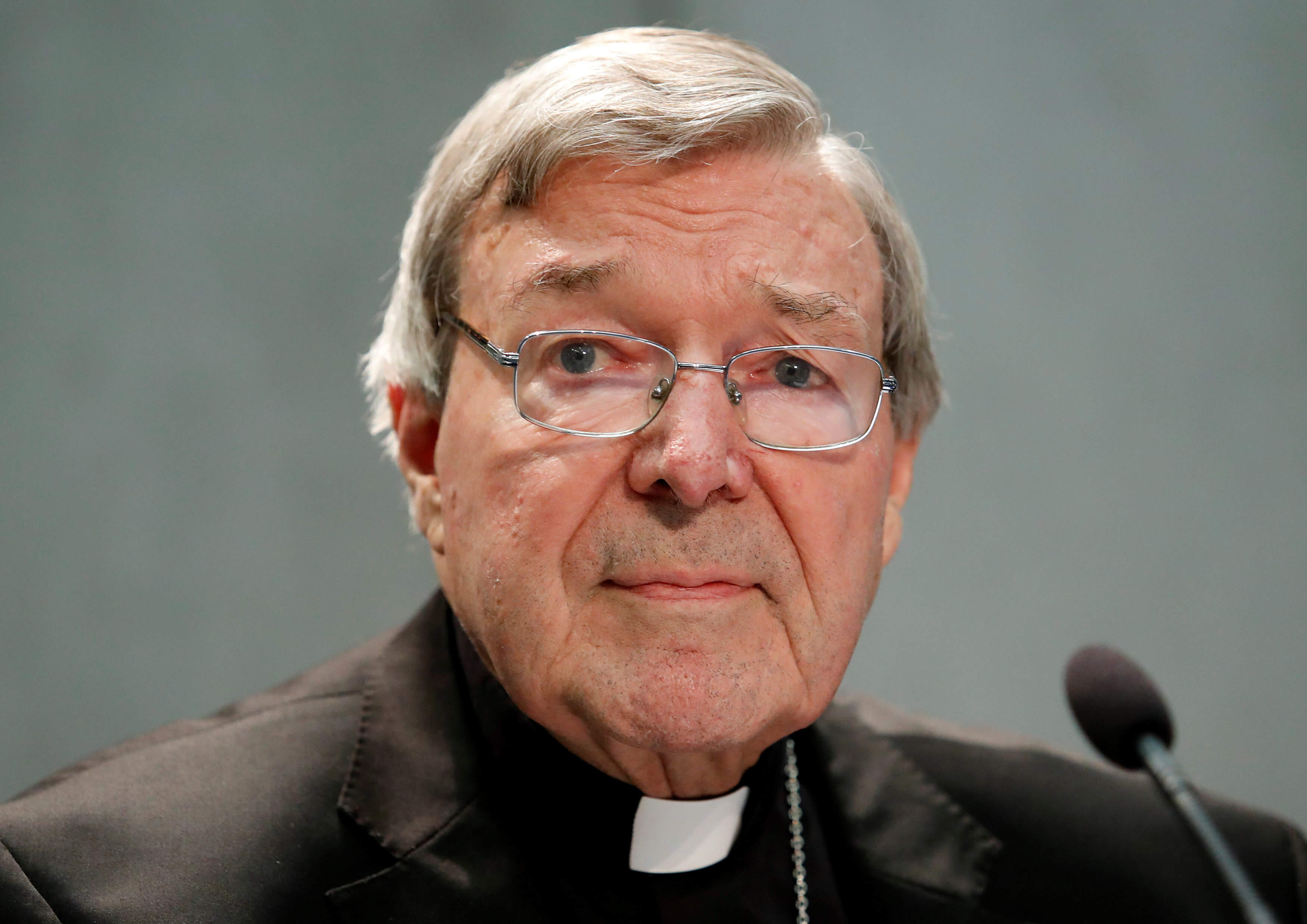 Retiran cargo en el Vaticano a cardenal George Pell por pederastia