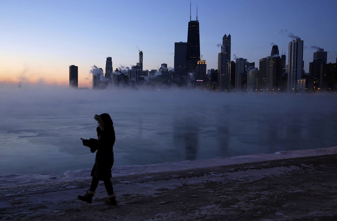 Foto: Una persona camina a lo largo de la orilla del lago en Chicago, 1 febrero 2019.