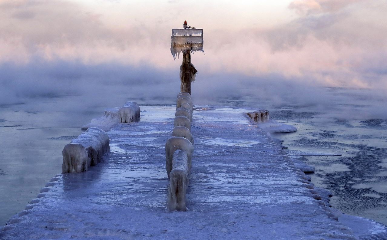 Foto: Una capa de hielo cubre el puerto en el lago Michigan en 39th Street Harbor, 1 febrero 2019