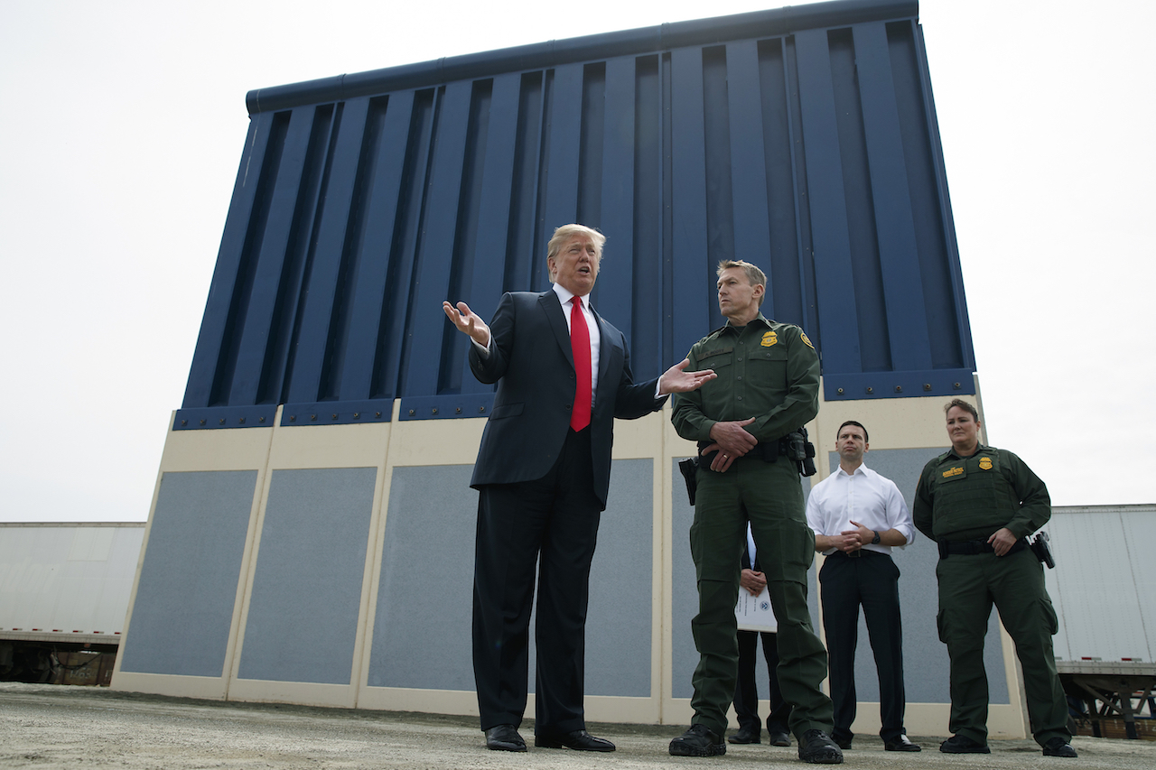 Video: Derriban prototipos del muro de Trump que costaron 3 millones de dólares