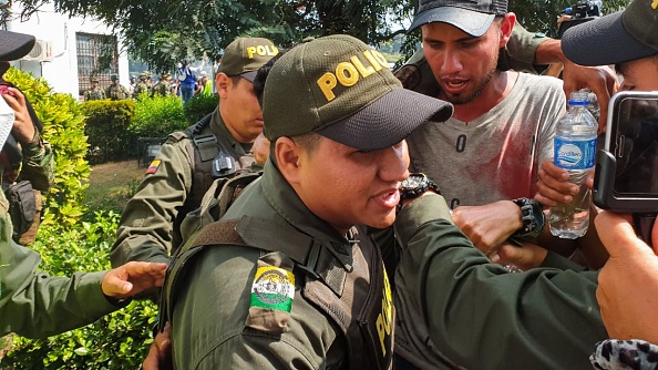 Foto: Agentes de la Policía Bolivariana son acompañados por agentes de la Policía colombiana luego de que desertaran y entraran al país en busca de ayuda.