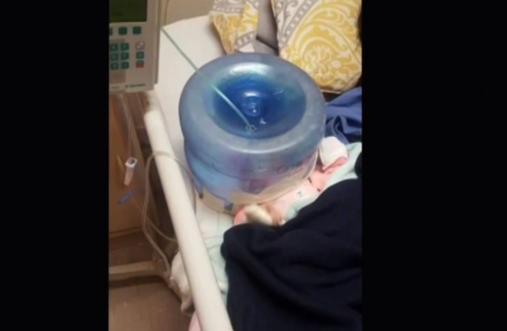 Despiden a directora de hospital en Sonora que usó garrafón como incubadora