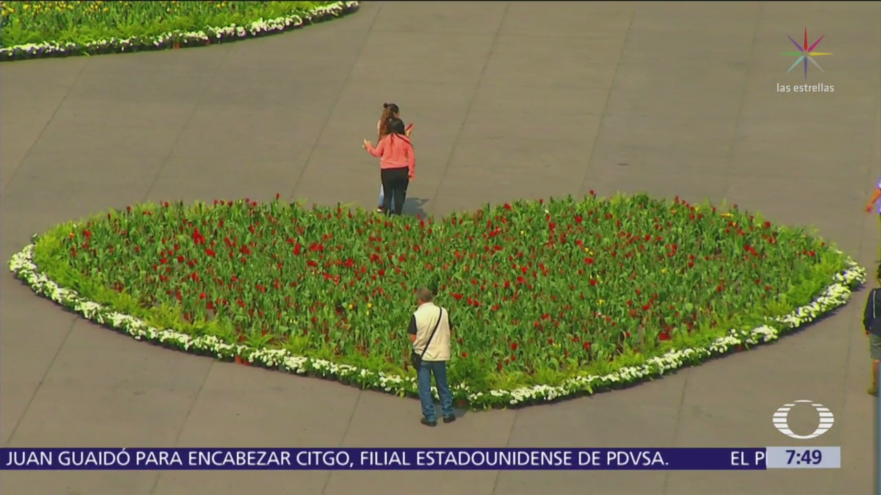 Gobierno CDMX cubre Zócalo con corazones de flores