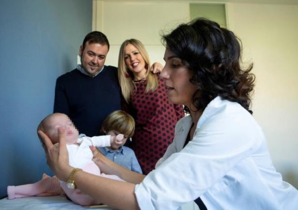 Foto: El Hospital Sant Joan de Déu opera del corazón a una bebé prematura de 1.310 gramos, Barcelona, España (EFE)