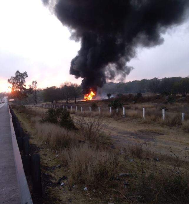 Foto: Incendio camioneta huachicol México-Querétaro