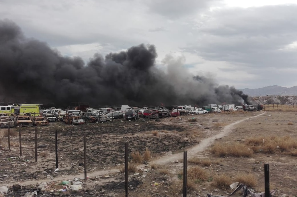 Se incendia por segunda vez corralón de autos en Gómez Palacio, Durango