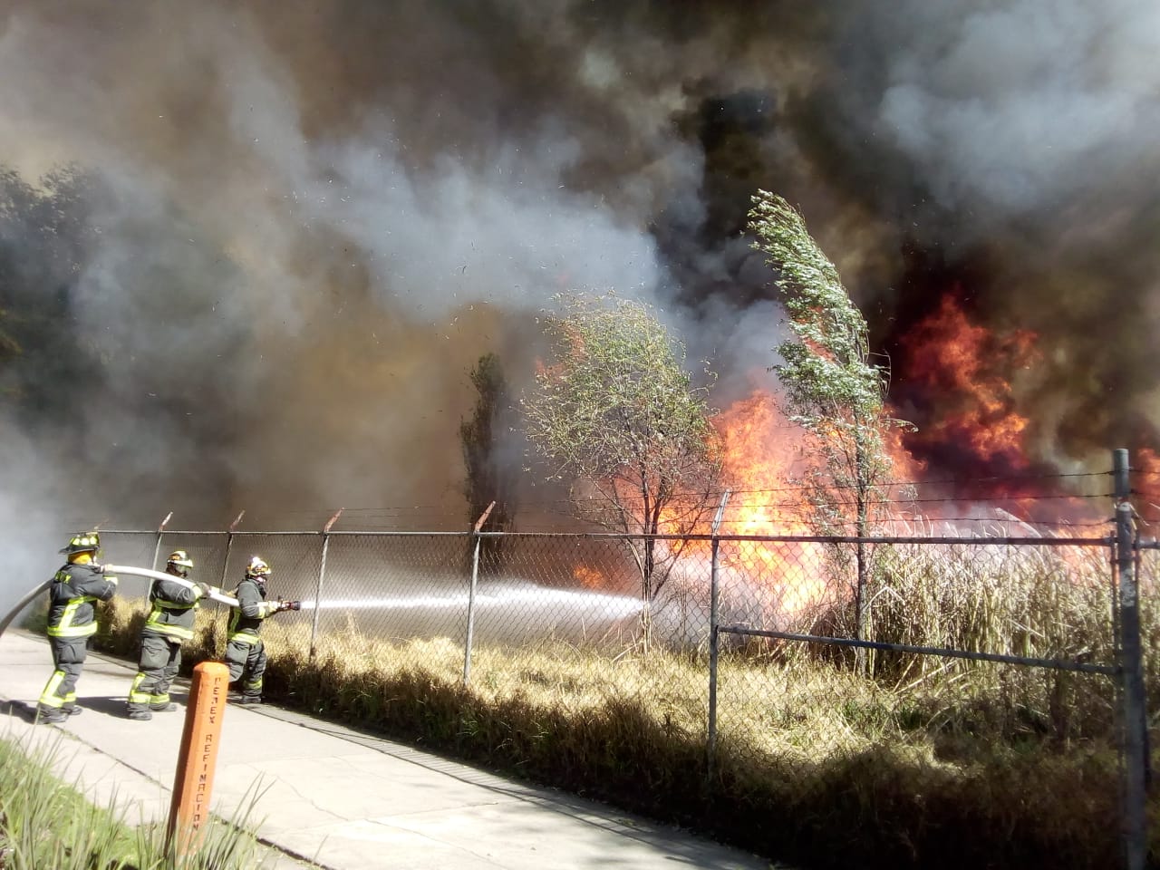 Incendio en Xochimilco moviliza servicios de emergencia