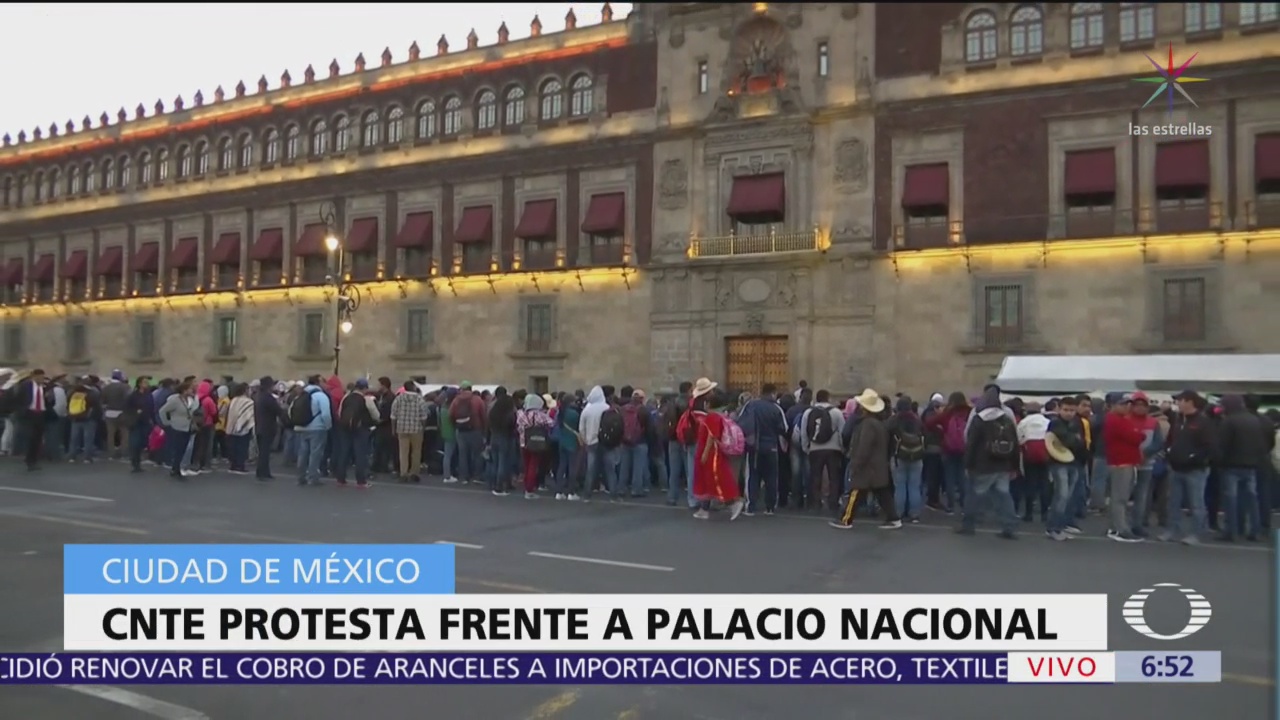Integrantes de la CNTE protestan frente a Palacio Nacional