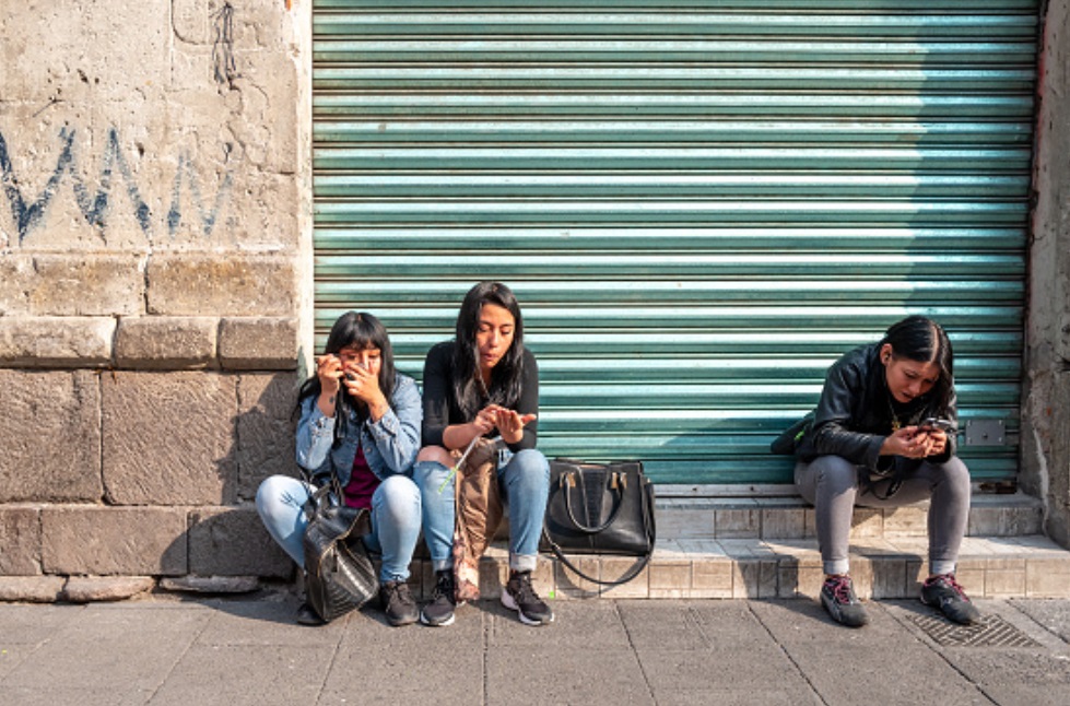 Foto: Jóvenes sentados en calles de la Ciudad de México, México, febrero 27 de 2019 (Getty Images)