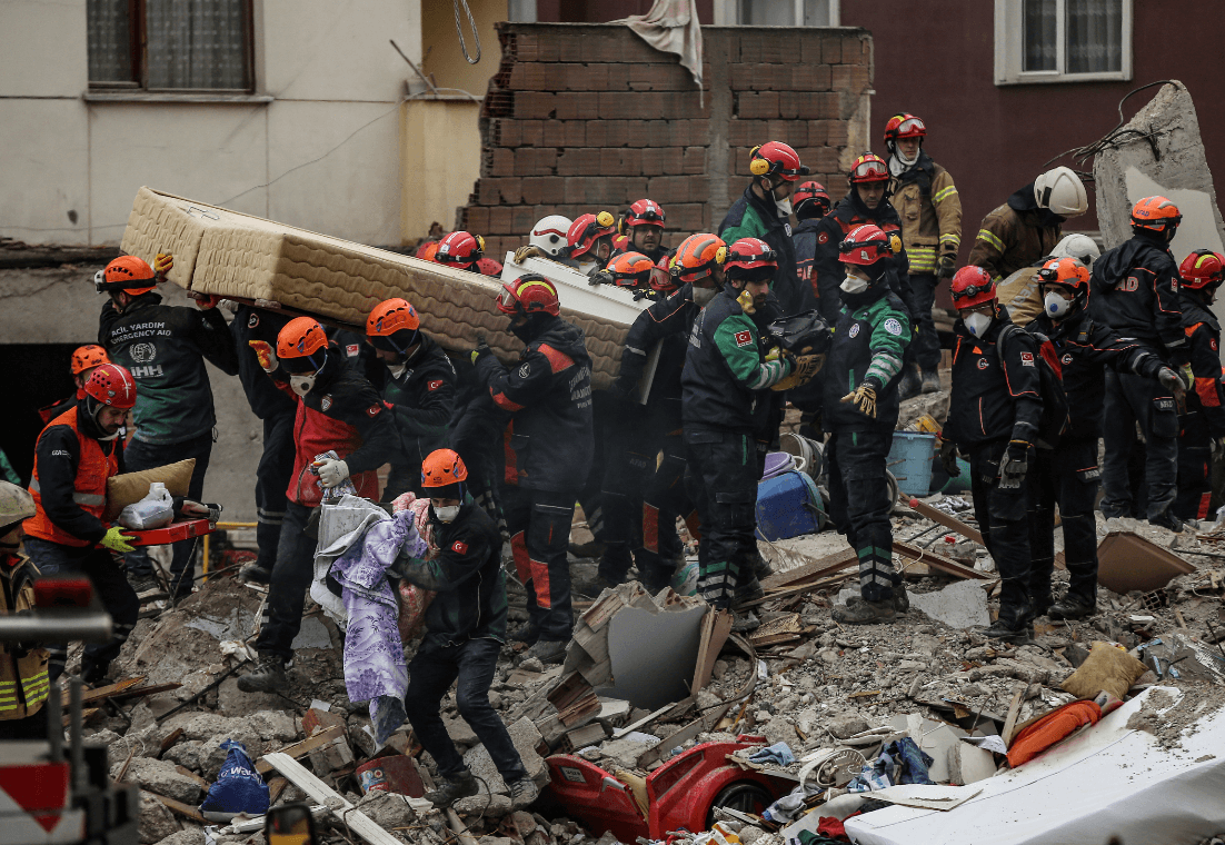 Se eleva a diez la cifra de muertos por derrumbe en Estambul