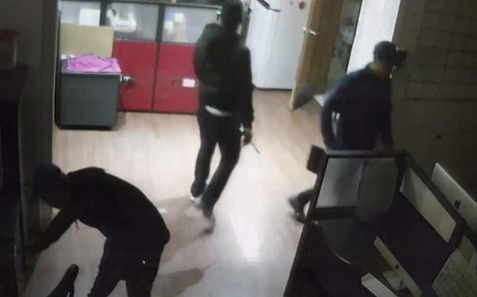 Captan en video a ladrones intentado robar un negocio por segunda vez en la Condesa
