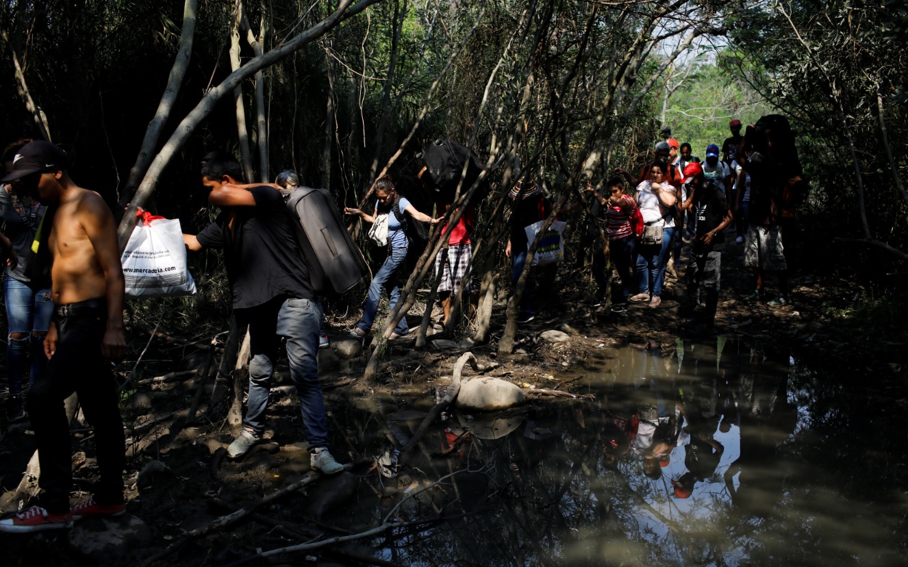Las trochas, único camino libre para miles de venezolanos, que Guaidó cruzaría para regresar a Venezuela