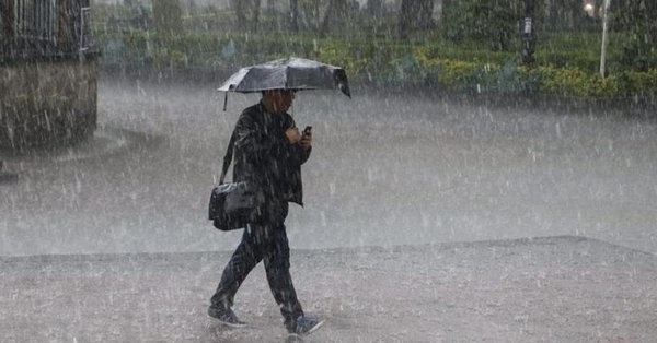 Foto: AUna persona se cubre de la intensa lluvia en la Ciudad de México, 21 marzo 2019