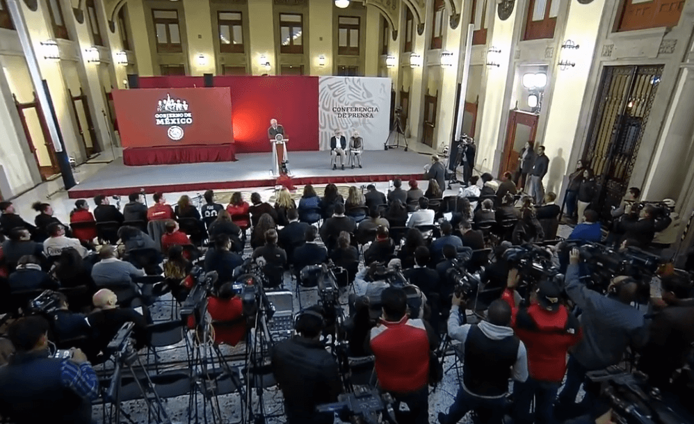 Foto: López Obrador habla con reporteros. 4 febrero 2019, Ciudad de México