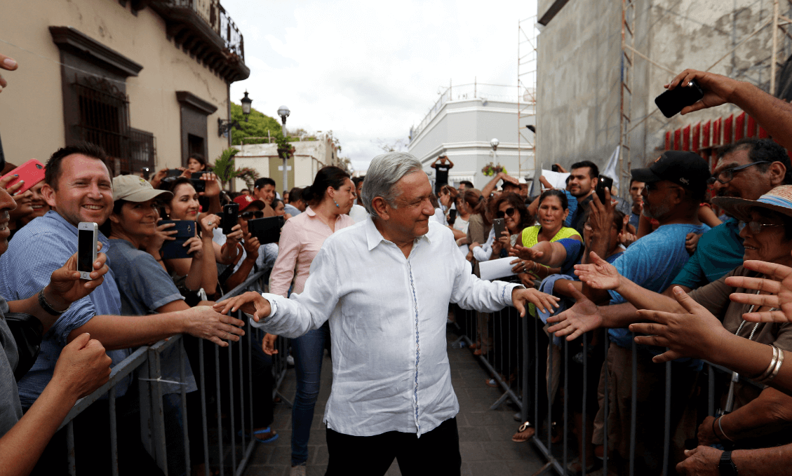 Foto: López Obrador saluda a pobladores durante una visita a Mazatlán, Sinaloa, 16 de septiembre 2018, México