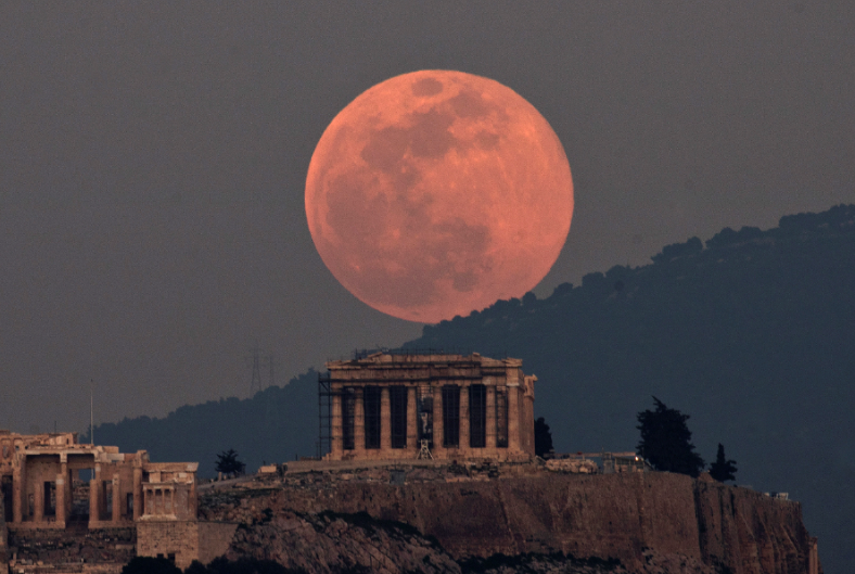 FOTO Luna de nieve vista en Atenas, Grecia; científicos revelan que la Luna orbita adentro de la atmósfera terrestre AP 19 febrero 2019 atenas