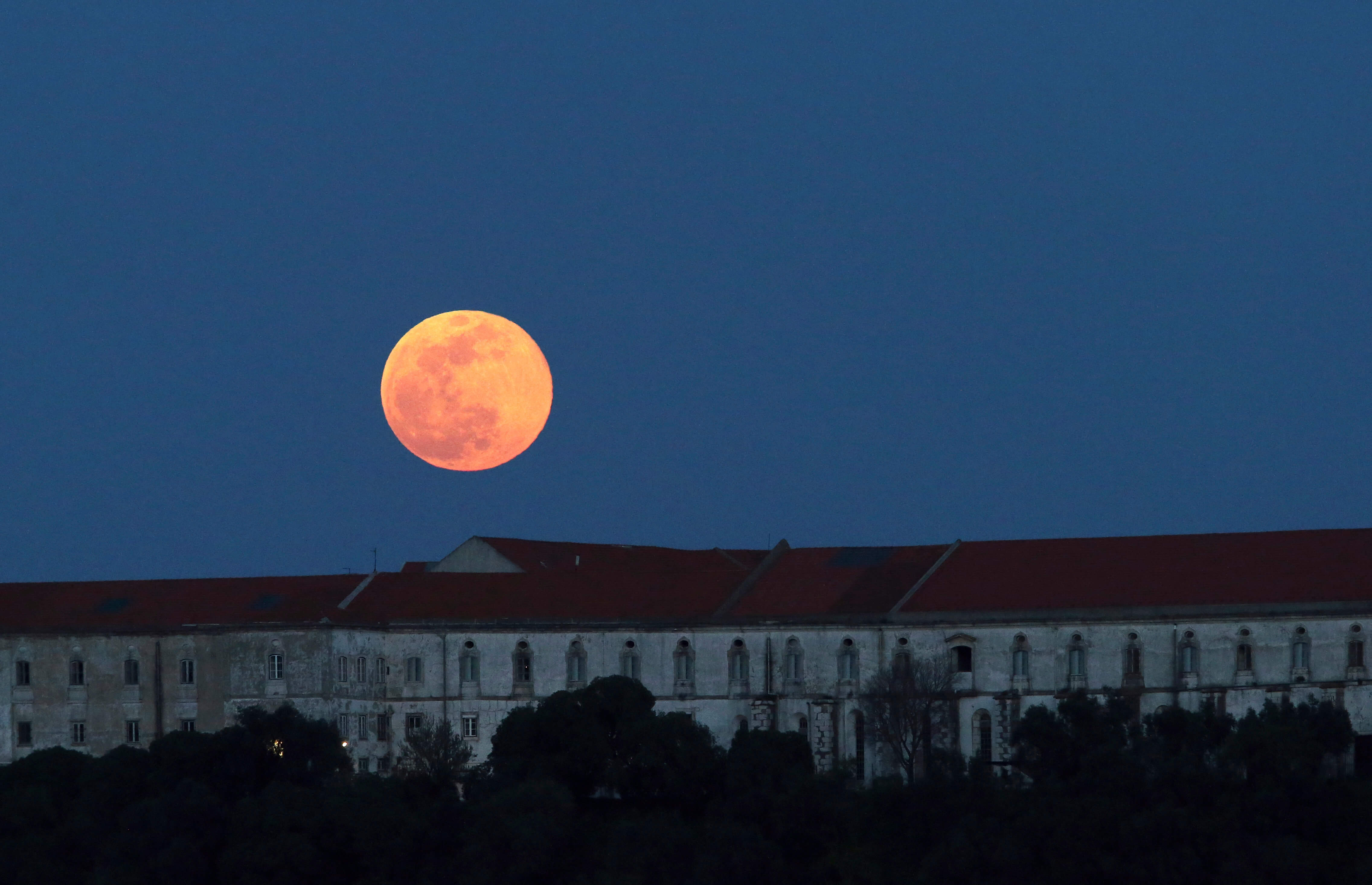 FOTO Luna de nieve vista en Portugal; científicos revelan que la Luna orbita adentro de la atmósfera terrestre (AP portugal 19 febrero 2019)