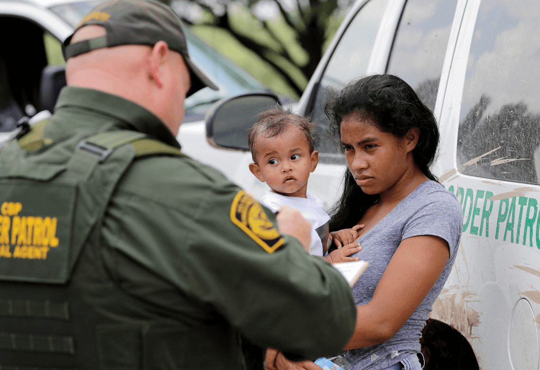 Foto: Madre hondureña con su hijo en la frontera entre México y Estados Unidos, 25 de junio 2018, Estados Unidos