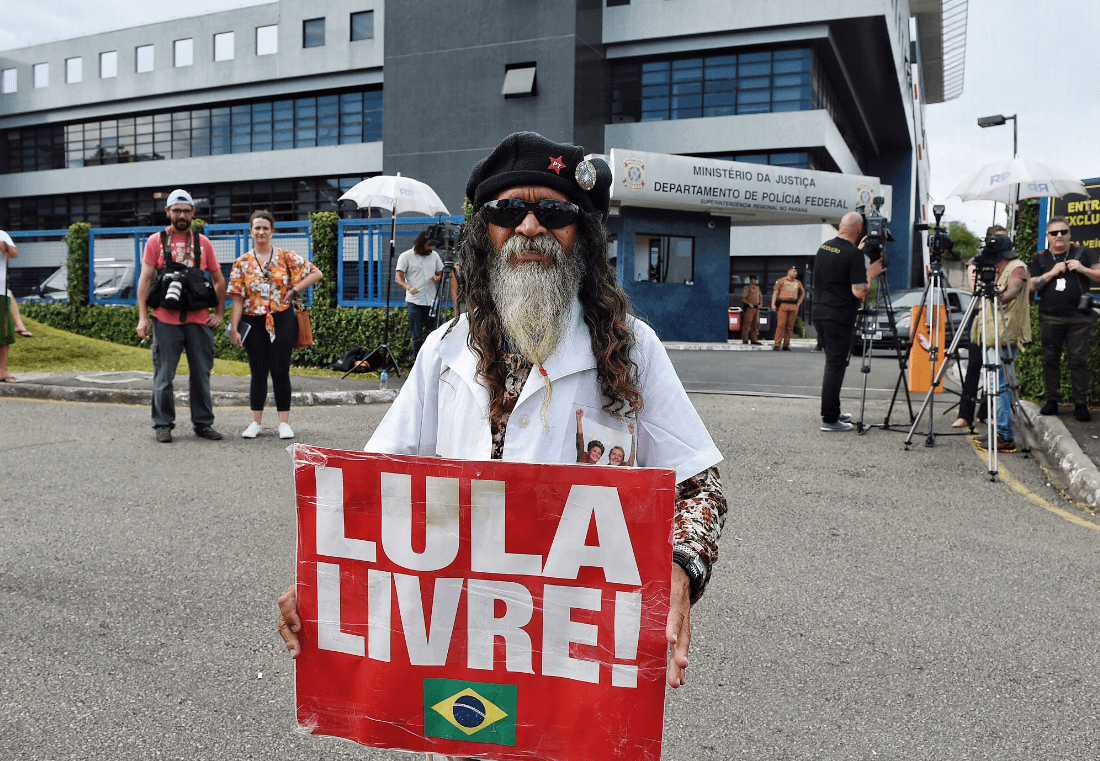 Foto: Manifestante pide la libertad de Lula da Silva, 19 diciembre 2018, Curitiba, Brasil